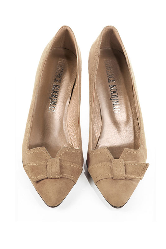Tan beige women's dress pumps, with a knot on the front. Tapered toe. High kitten heels. Top view - Florence KOOIJMAN